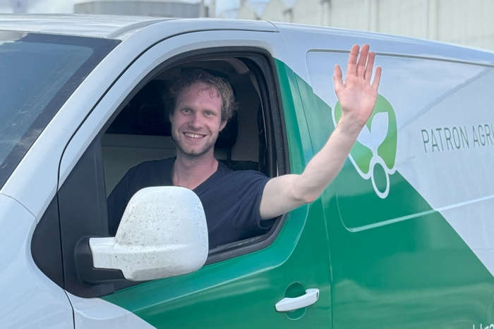 Patron Agri Systems service employee at turnkey greenhouse project – Van der Hoeven, expert in innovative greenhouse construction.