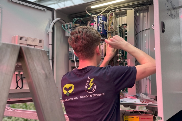 Technician installing electrical systems in a turnkey greenhouse – Van der Hoeven, expert in innovative greenhouse construction.