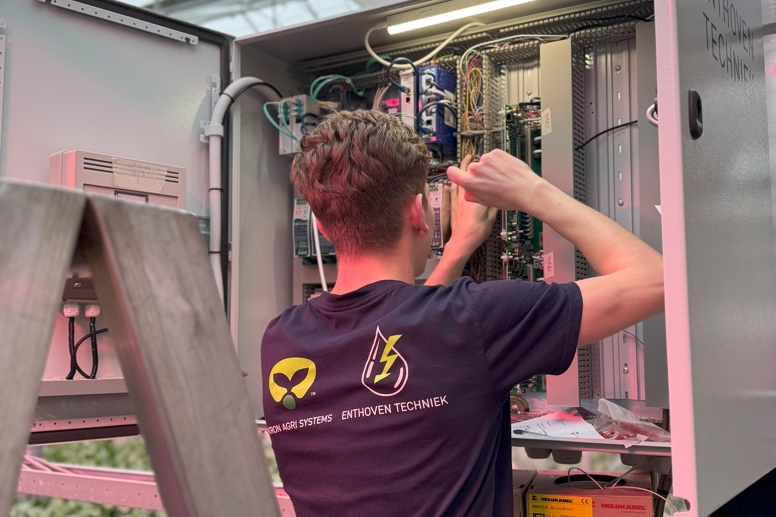 Monteur installeert elektrotechniek in turnkey kasoplossing – Van der Hoeven, specialist in innovatieve kassenbouw.